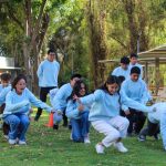 Chicos jugando en el pasto