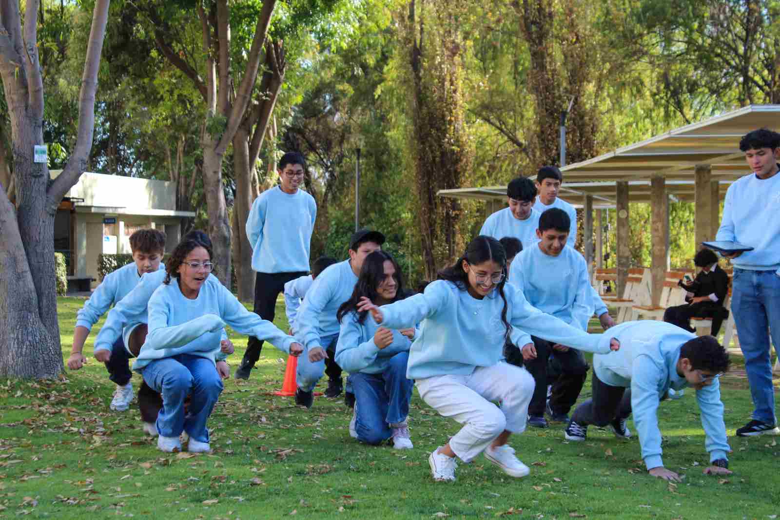 Chicos jugando en el pasto