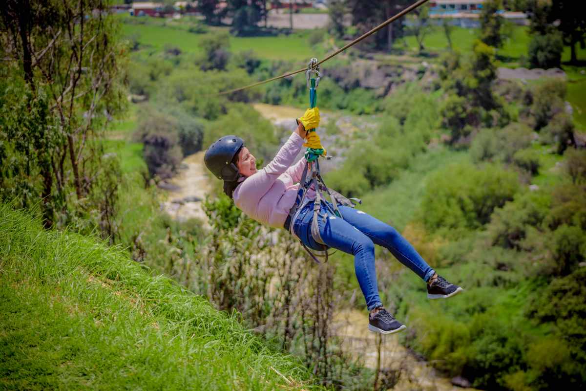 Persona colgando de un hilo sobre un bosque