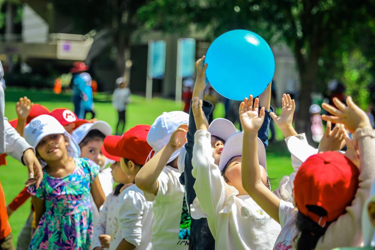 Niños jugando con una pelota