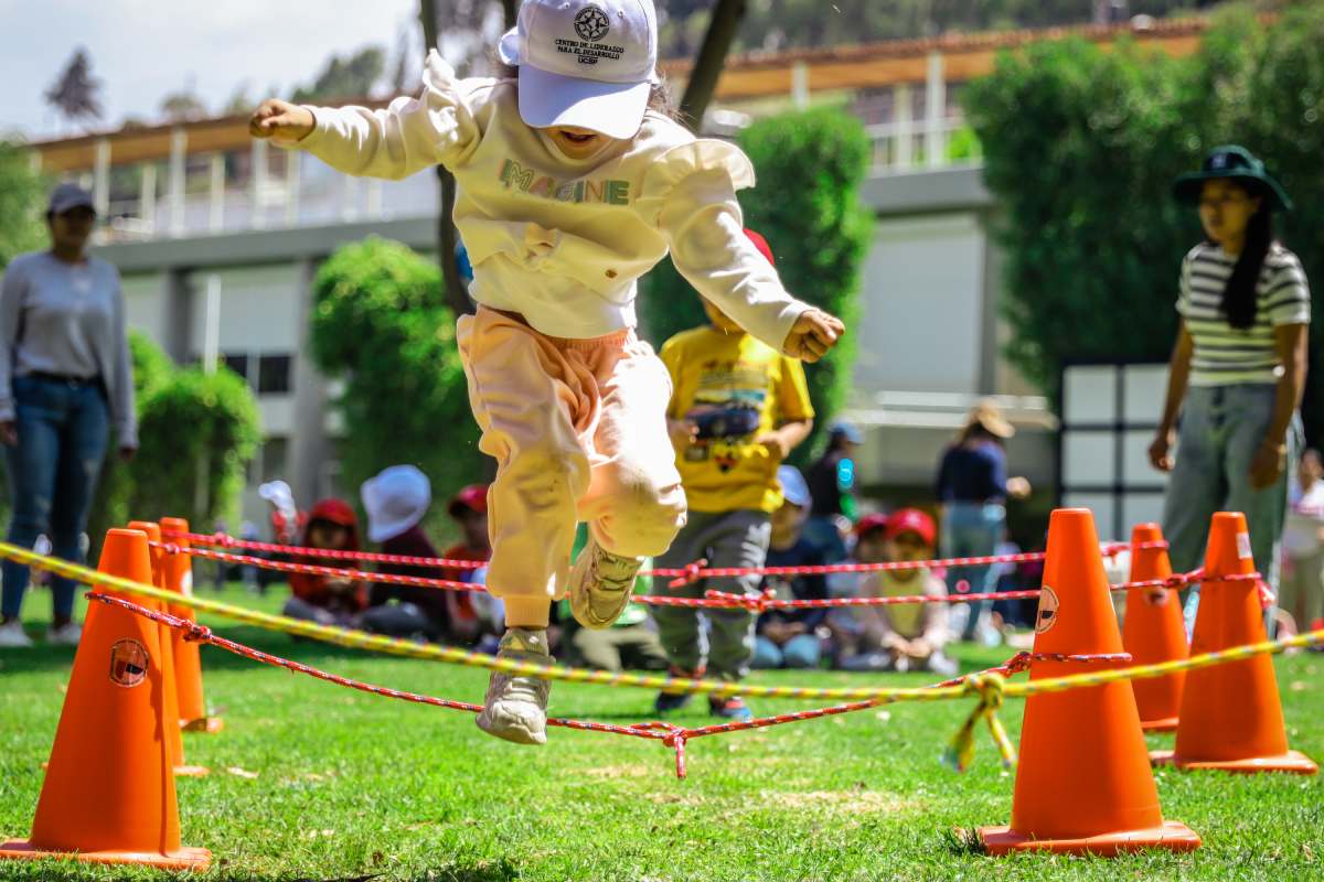 Niños corriendo a través de obstáculos