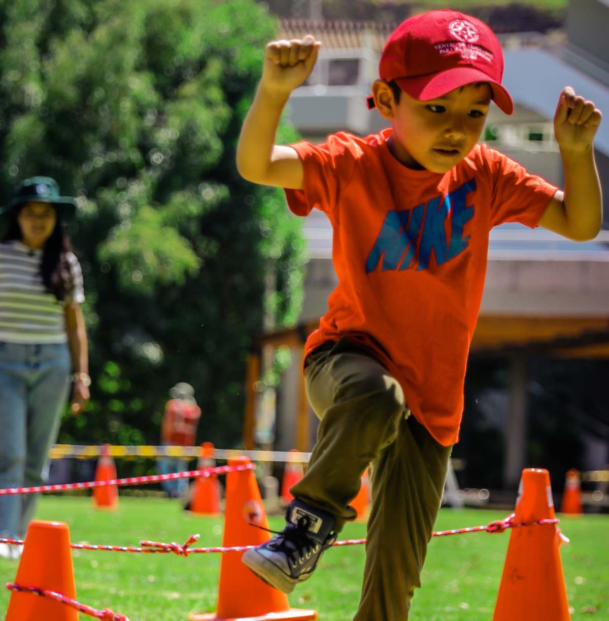 Niños corriendo a través de obstáculos