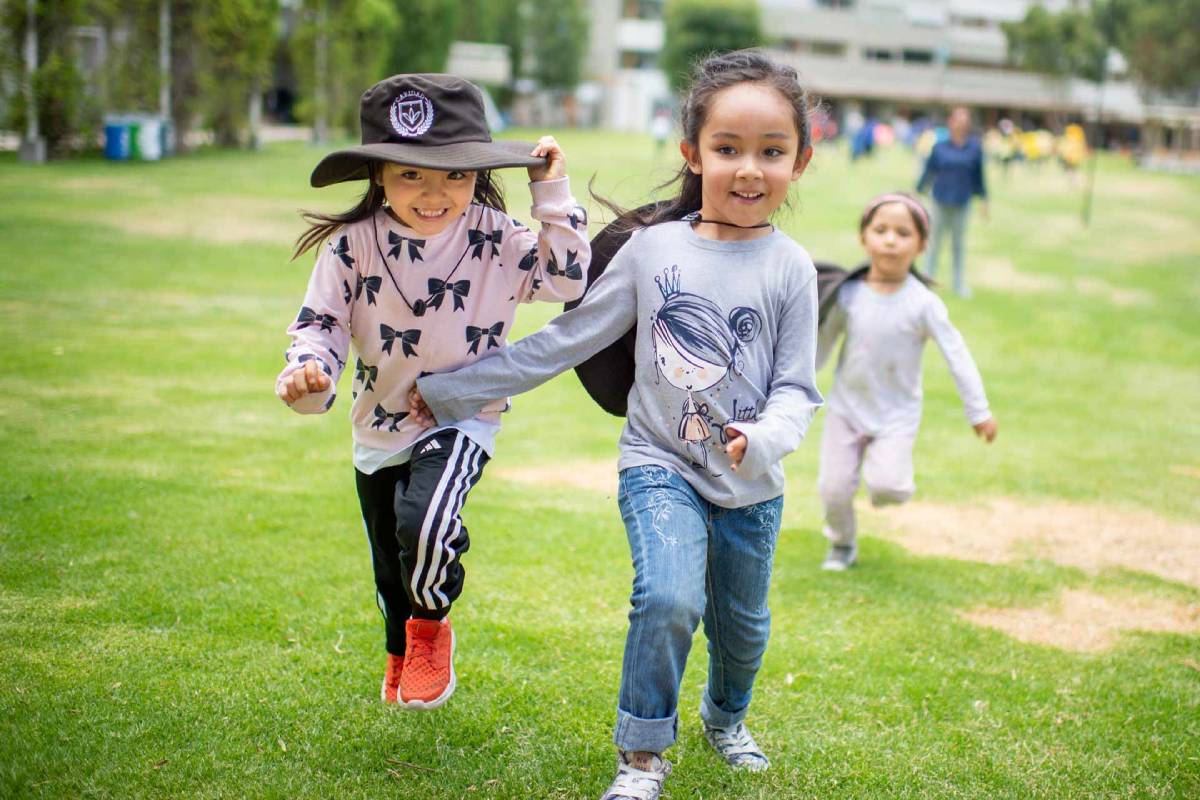 Niños corriendo