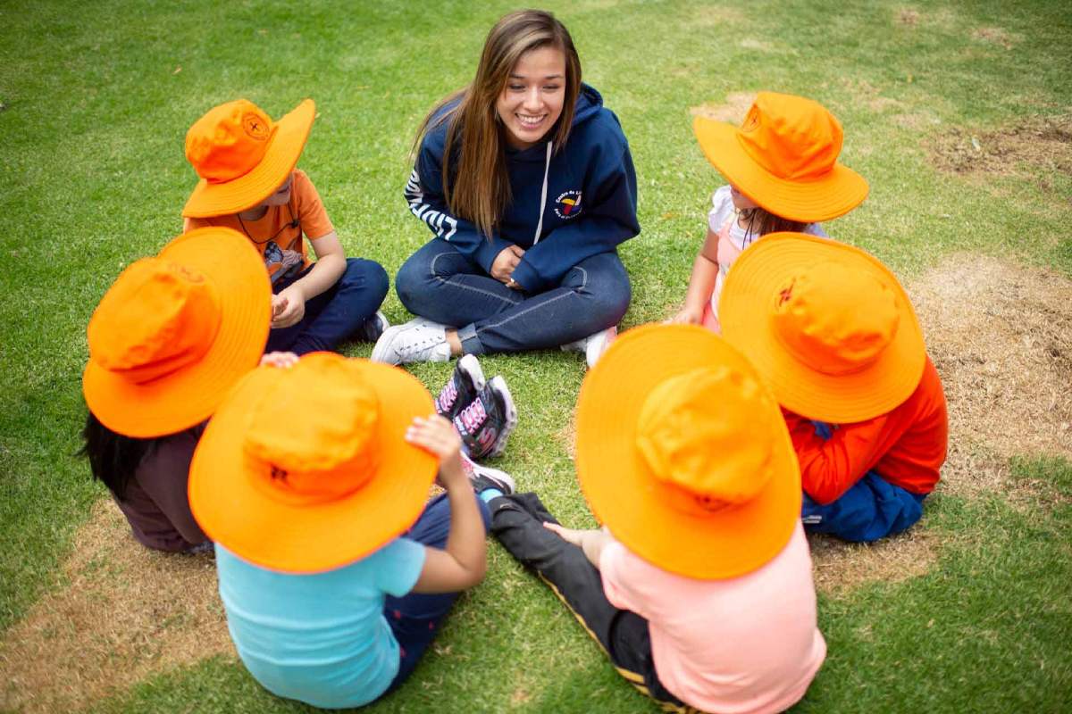 Niños sentados con su profesora