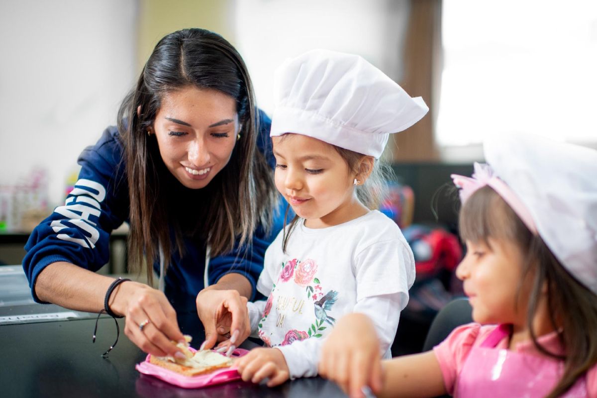 Niños preparando alimentos