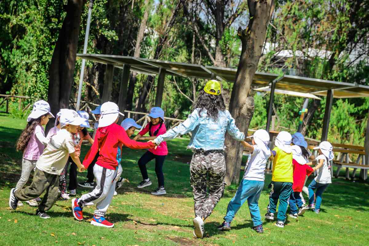 Niños tomados de las manos formando un círculo