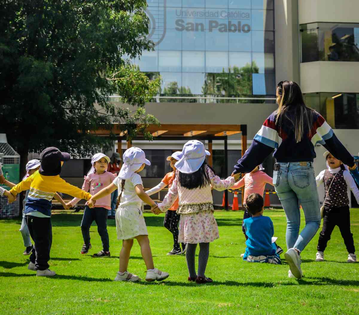 Niños tomados de las manos formando un círculo