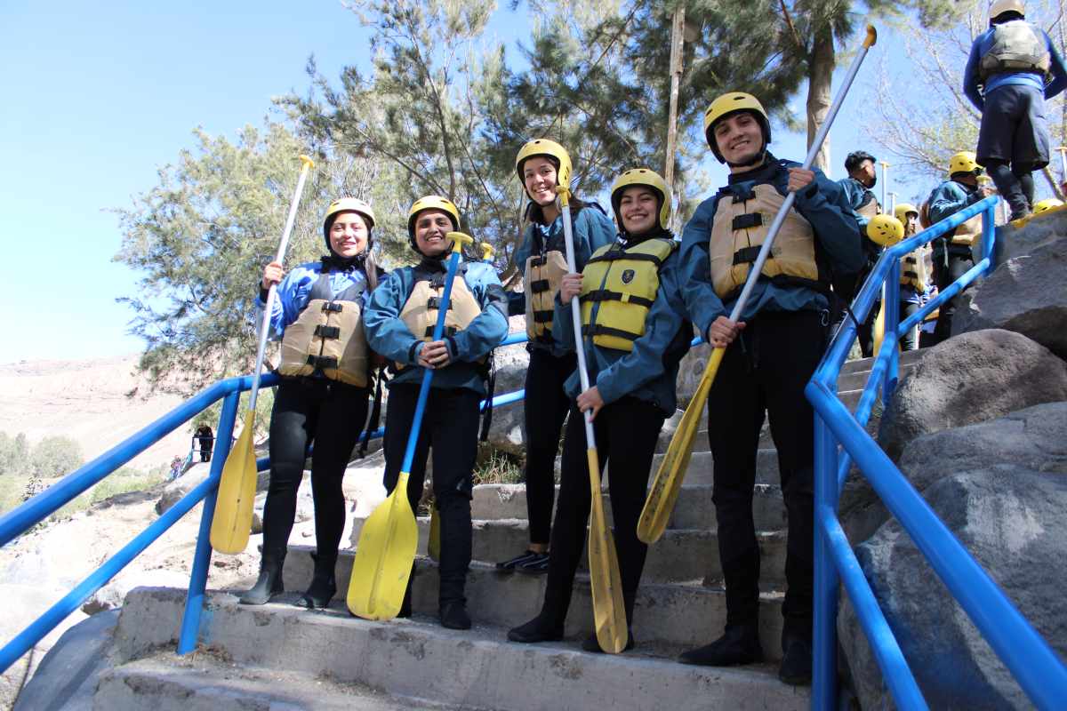 Chicos navegando en una balsa