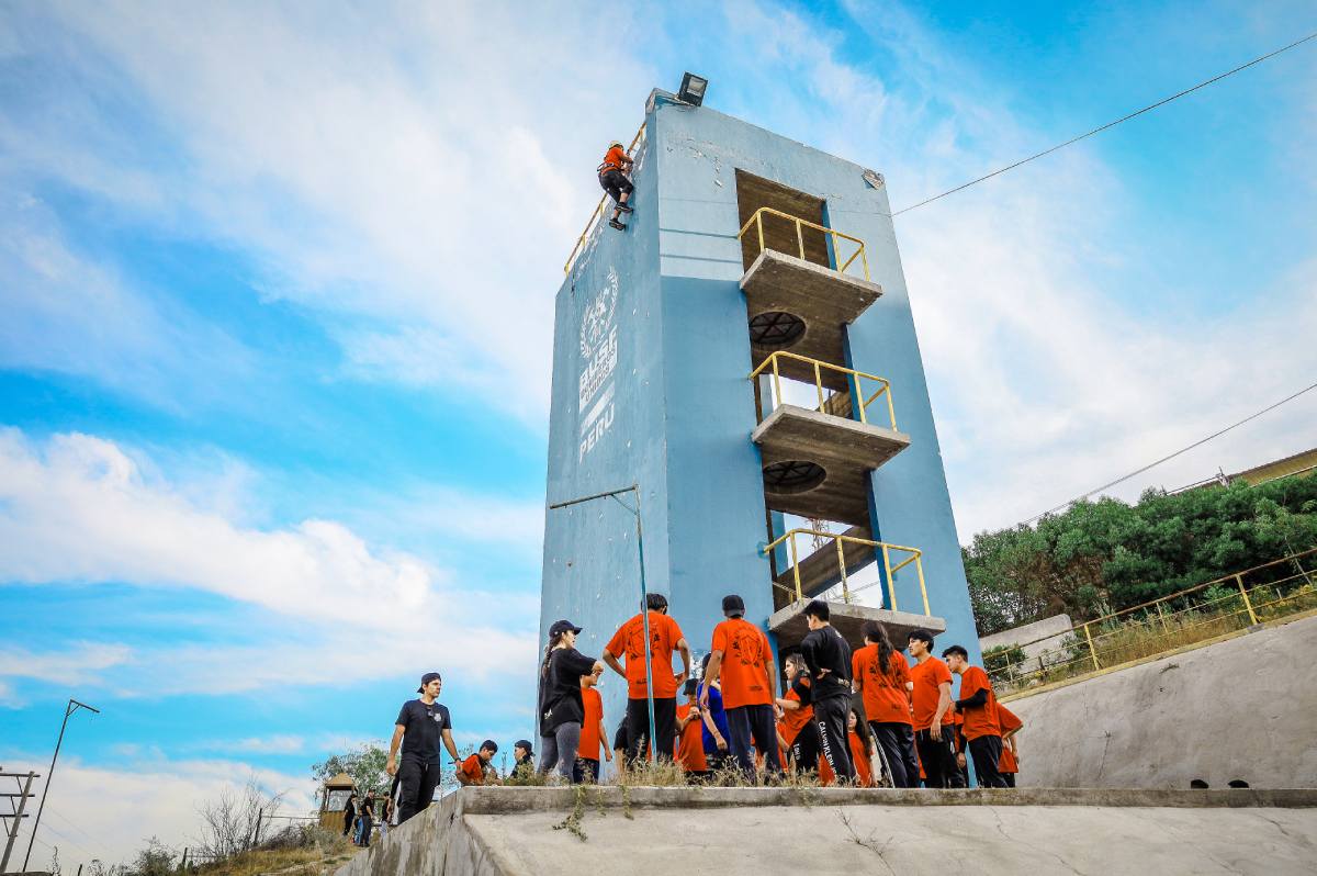 Chicos escalando un edificio