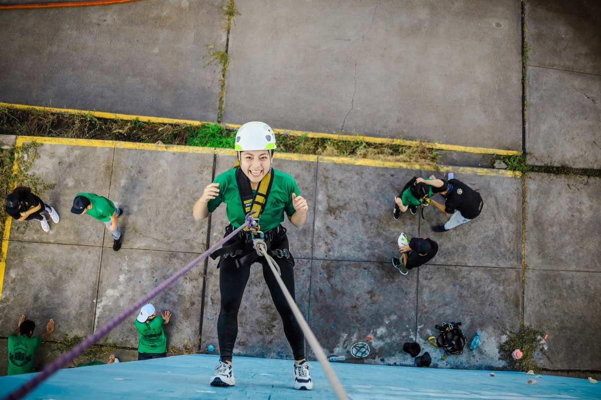 Chicos escalando un edificio